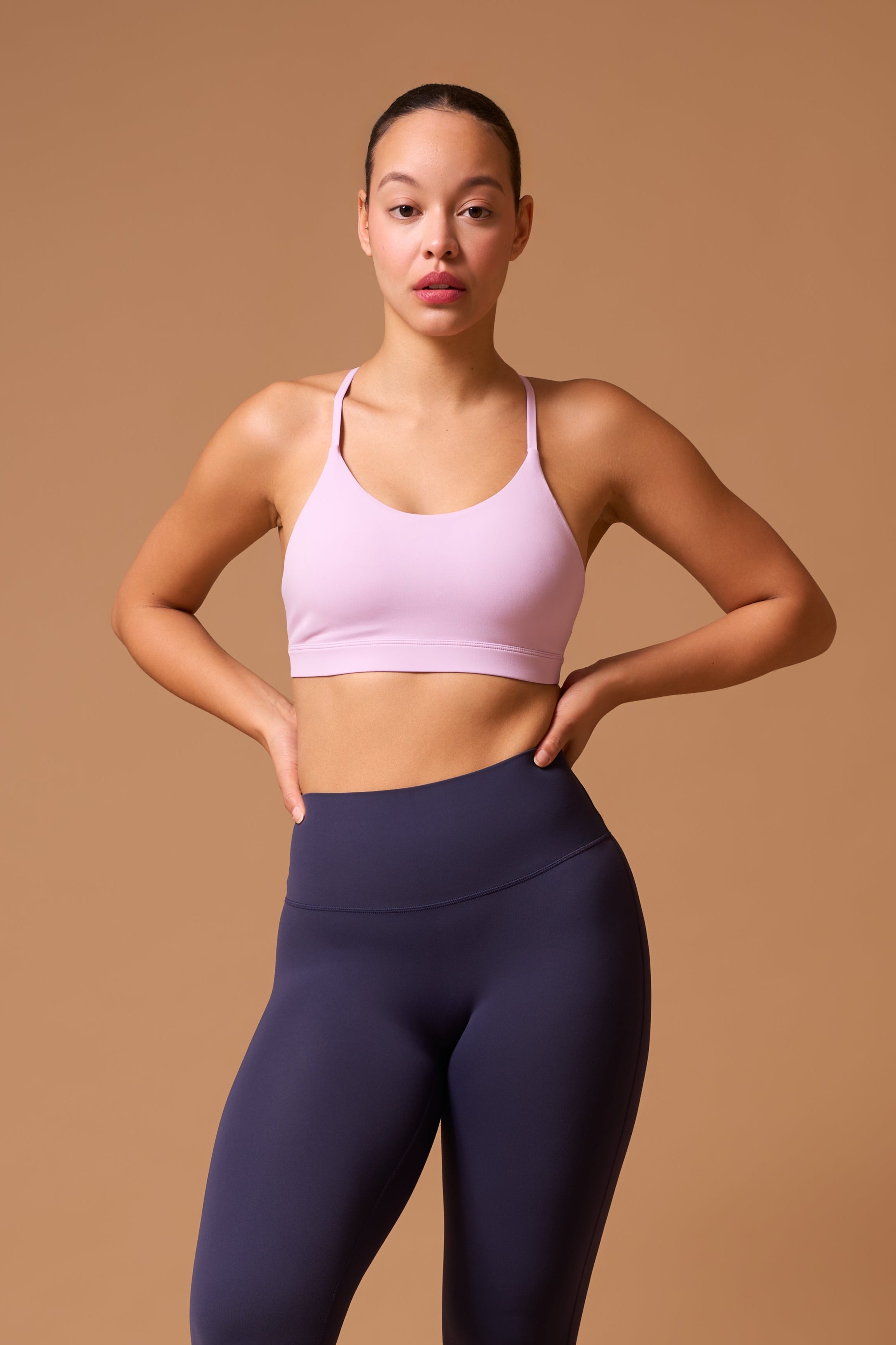 embrace sportbeha orchid paars 4-way stretch perfect voor yoga, pilates, kracht training, hybrid work-out.